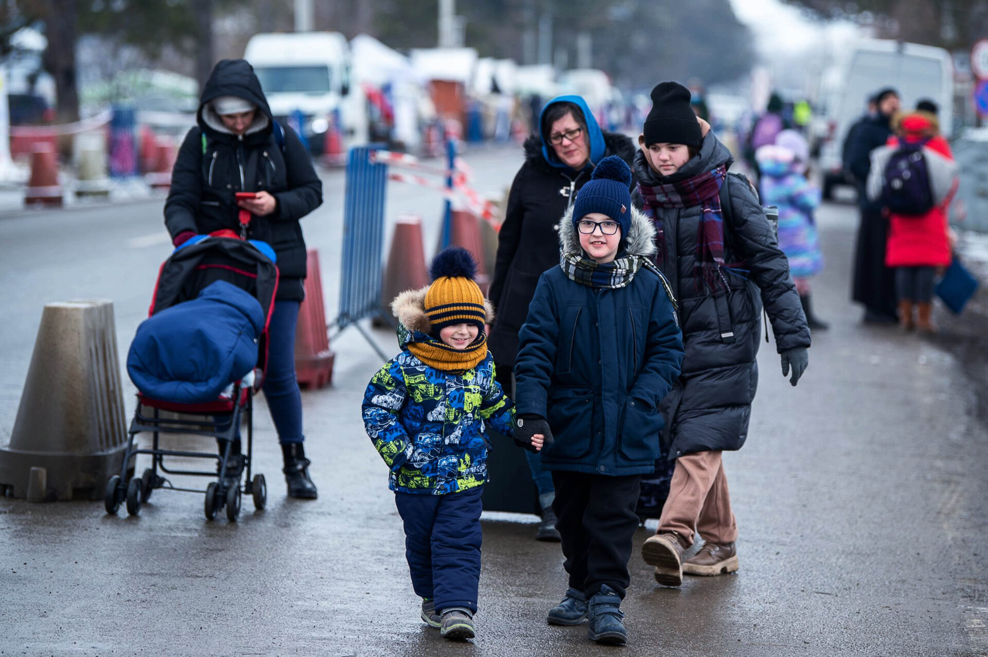 La fuga dalle bombe di Putin: il campo profughi tra Ucraina e Romania dove le famiglie con bambini scappano | REPORTAGE