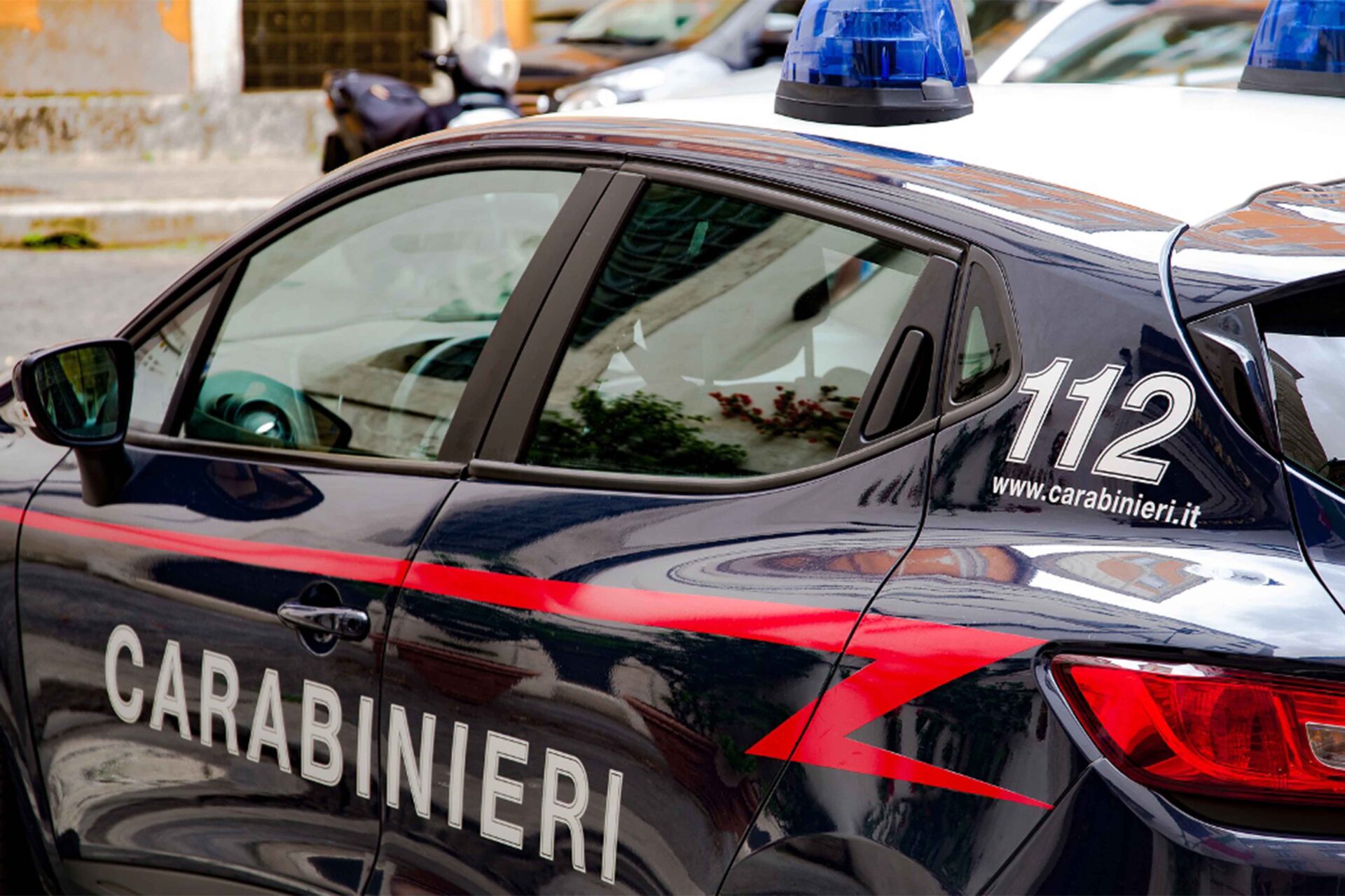 Tragedia a Cagliari, donna precipita dal terzo piano e muore: indagato l’87enne che la ospitava