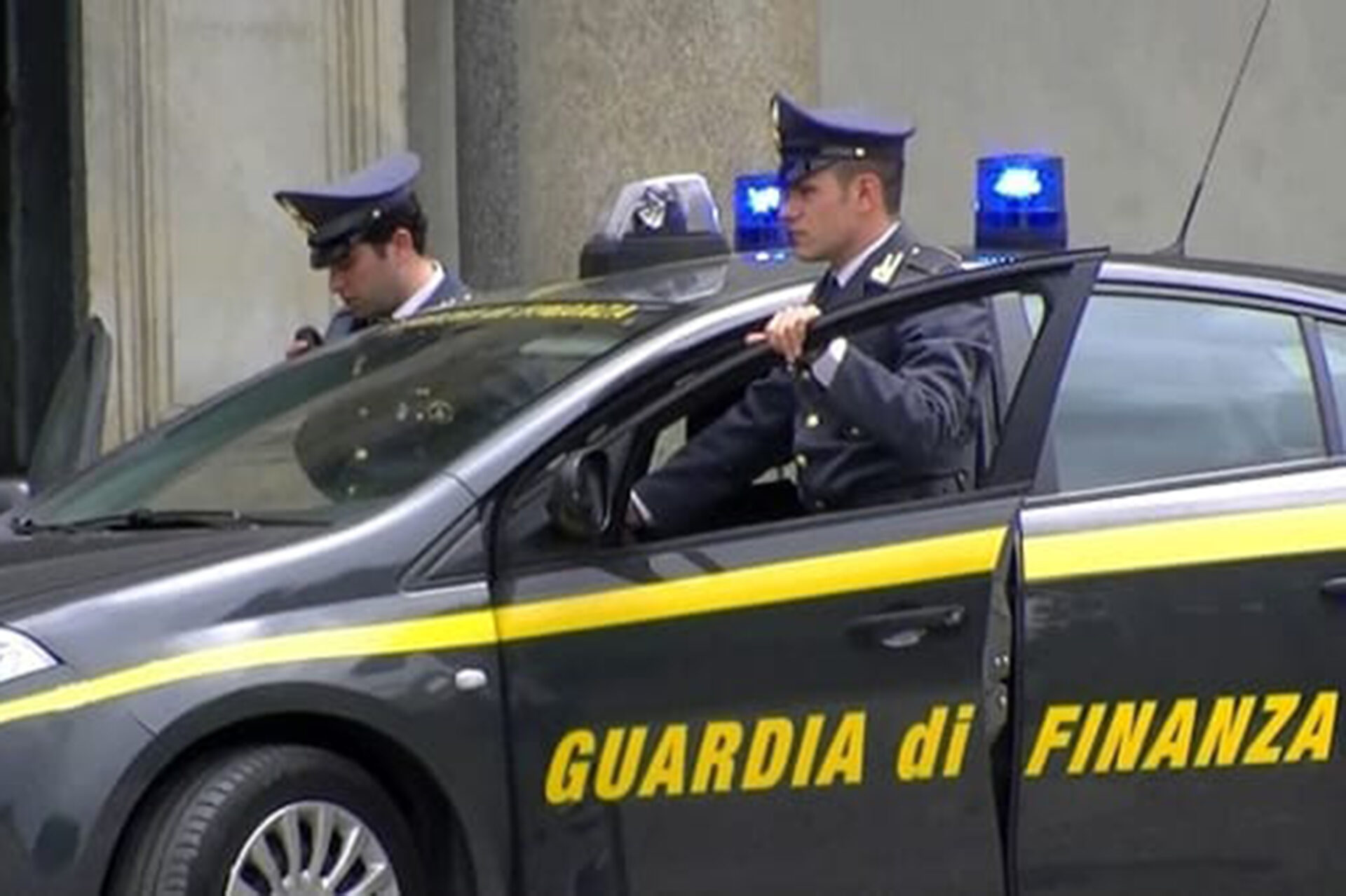 Associazione mafiosa, estorsione, riciclaggio e scommesse clandestine: 13 arresti a Palermo