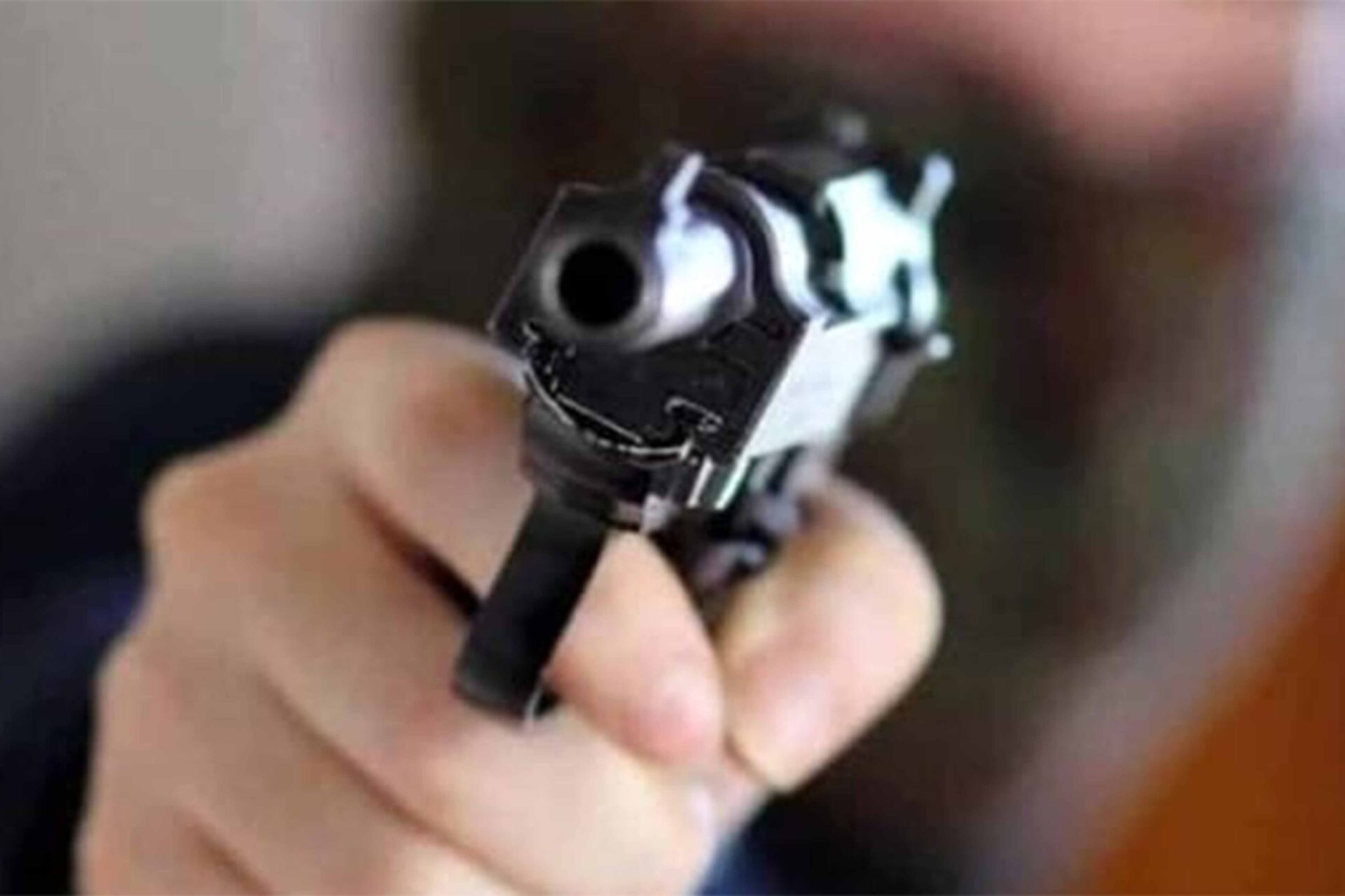 Modena, punta una pistola a pallini contro il professore in classe: studente allontanato da scuola