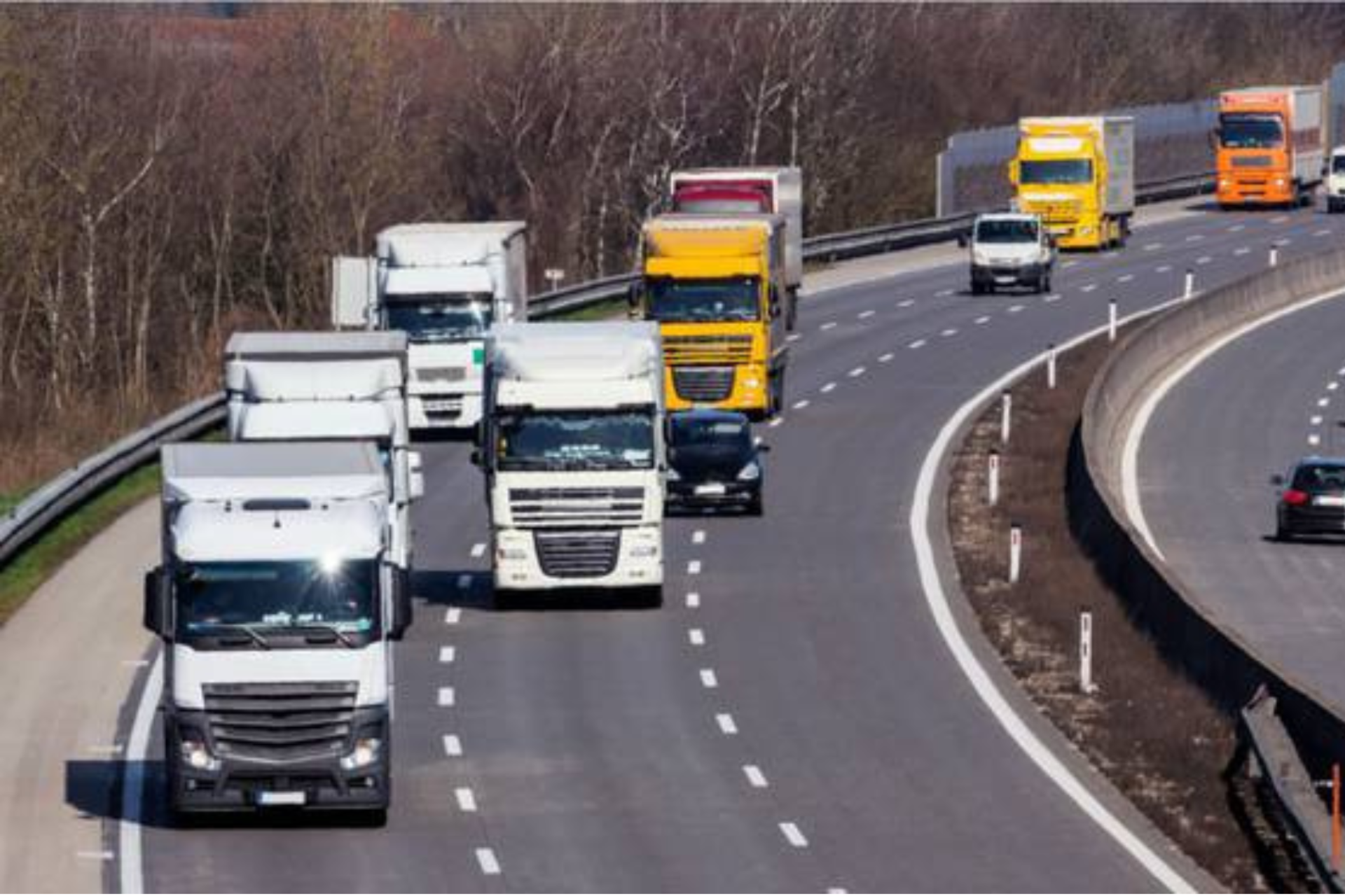 Ubriaco guida un tir contromano per 10 chilometri sull’A26: fermato e denunciato