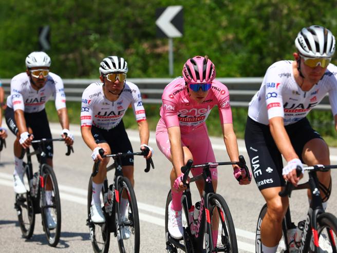 Giro, tappa Avezzano-Napoli: vince in volata Kooij su Milan Pogacar resta in rosa Cronaca