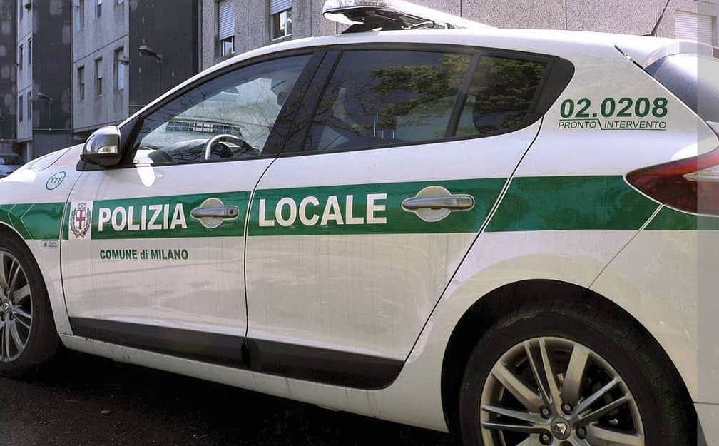 Milano, in due su un monopattino si schiantano contro un’auto: morto un 19enne