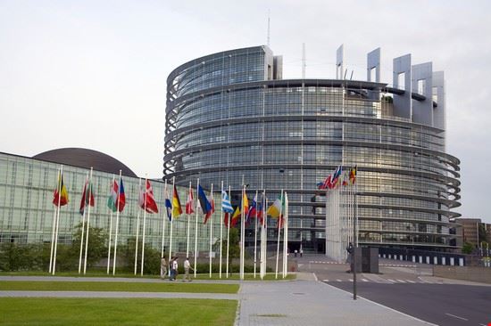 Parlamento europeo, via libera alla stretta sui rimpatri dei cittadini di Paesi terzi irregolari nell’Ue