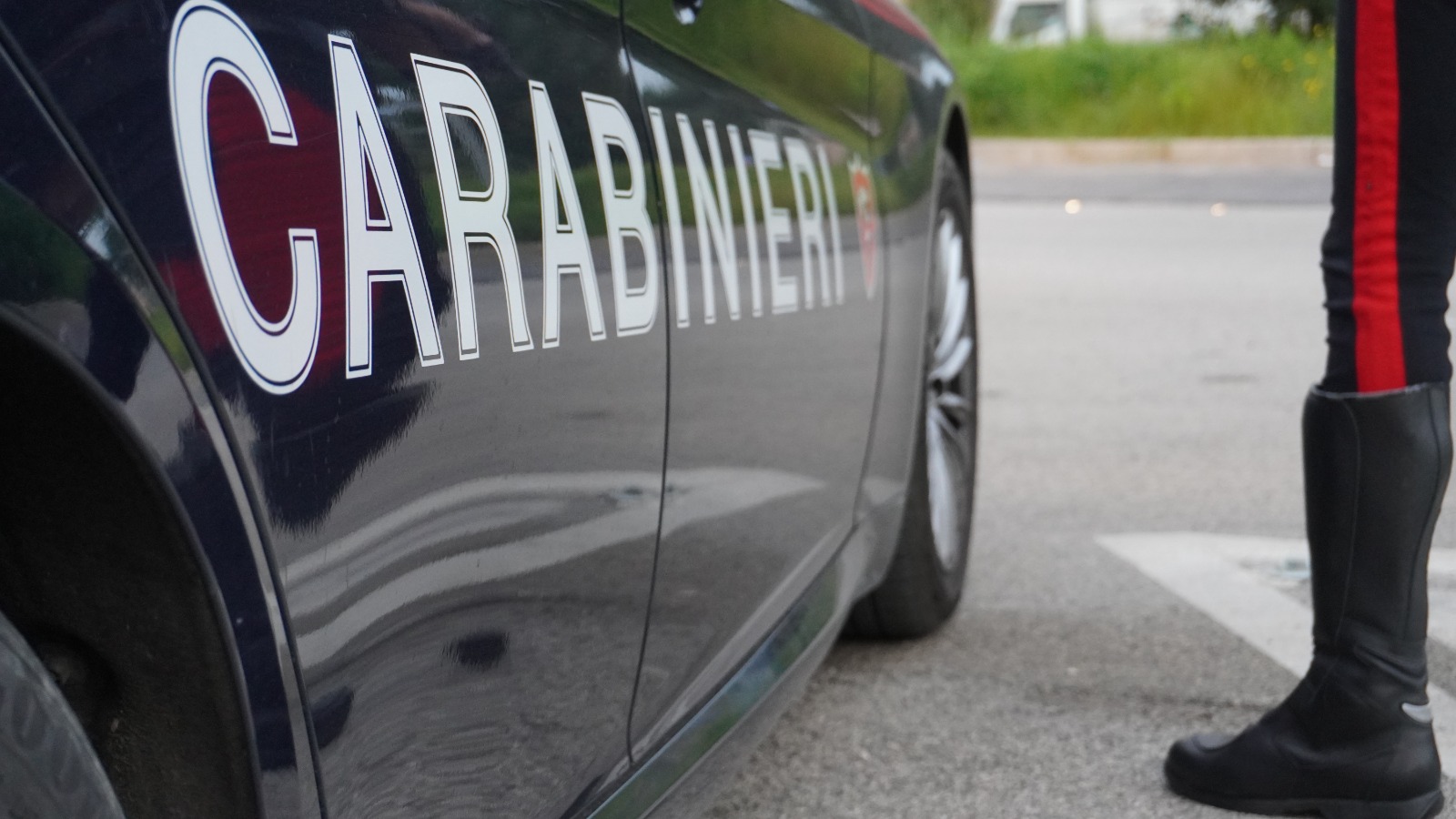 Estorsioni, agguati a colpi di pistola e SIM introdotte in carcere col “bacio”: quattro arresti a Bari
