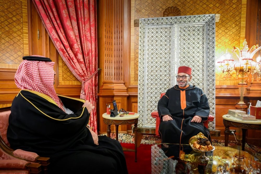 S.M. le Roi reçoit un émissaire du Serviteur des Lieux Saints de l’Islam et du Prince héritier du Royaume d’Arabie Saoudite