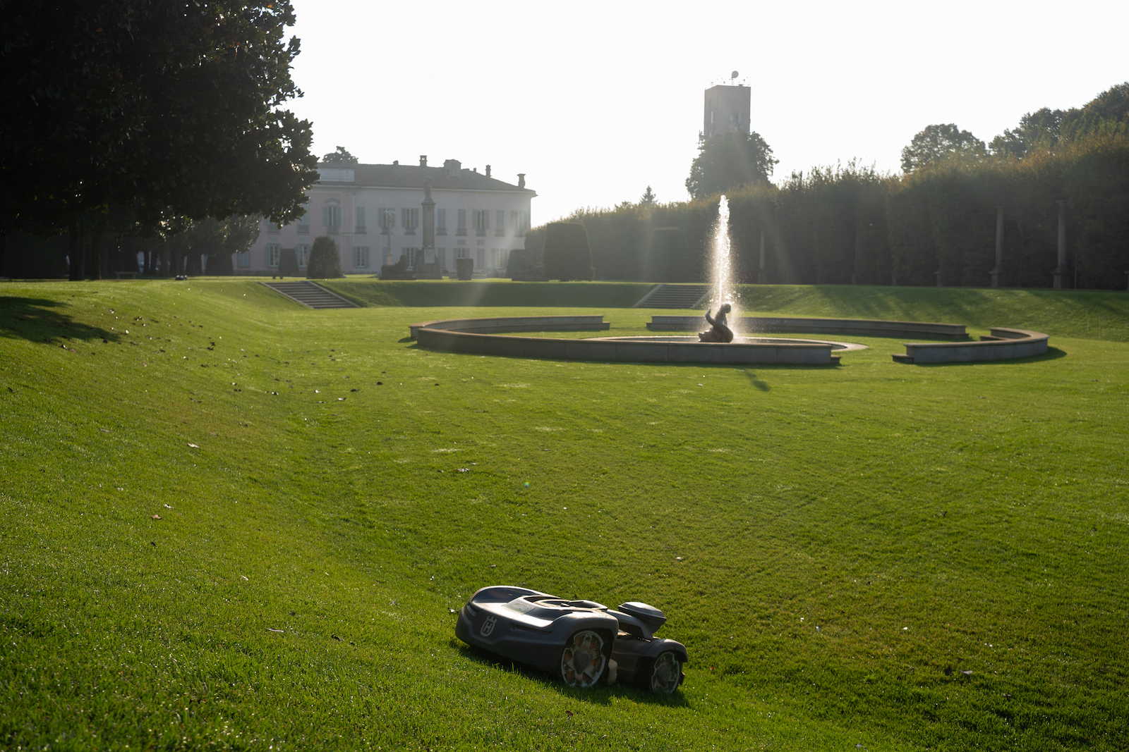 In primo piano, nel parco del Castello di Belgioioso, uno dei robot Automower® di Husqvarna in grado di affrontare con efficienza le caratteristiche complesse di un parco storico.