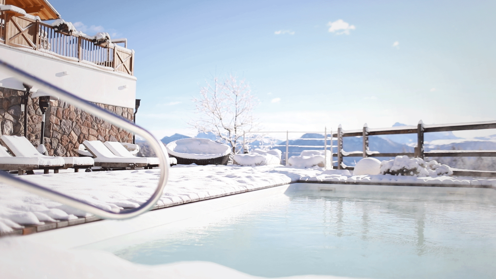 La piscina panoramica dell'Hotel Tann, sull'altopiano del Renon (BZ). Il bagno nell’acqua salina è un’esperienza particolarmente rilassante che fa bene alla mente e anche alla pelle.