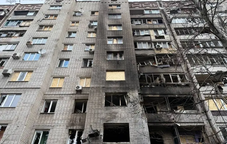 Массированный удар по Запорожью: повреждено здание редакции “Суспільного”, возросло количество раненых