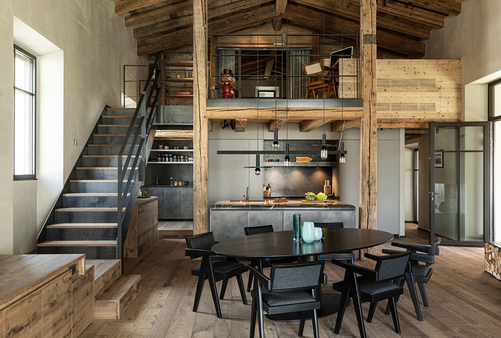 Una casa sul lago di Como tra design industriale e calore naturale