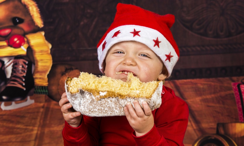 bambino che mangia il pandoro