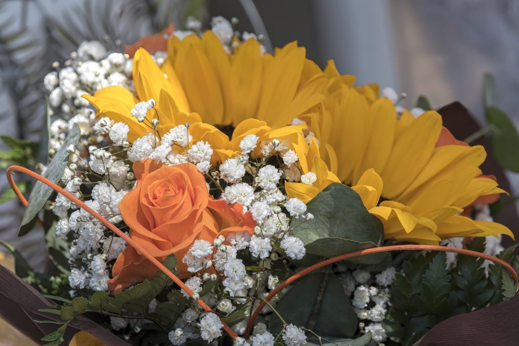 Bouquet autunnale per la tomba: con fiori di stagione