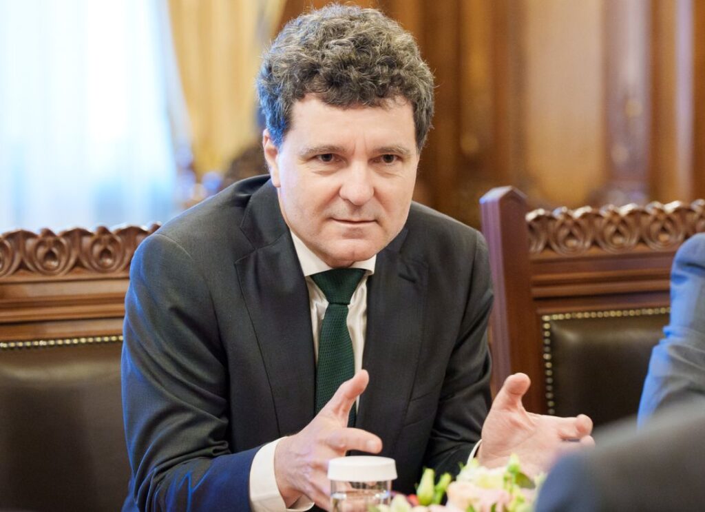 De 10 ani salariul mediu la stat este mai mare ca cel din privat. Președintele a anunțat însă că nu există capacitate administrativă pentru a dezvolta economia