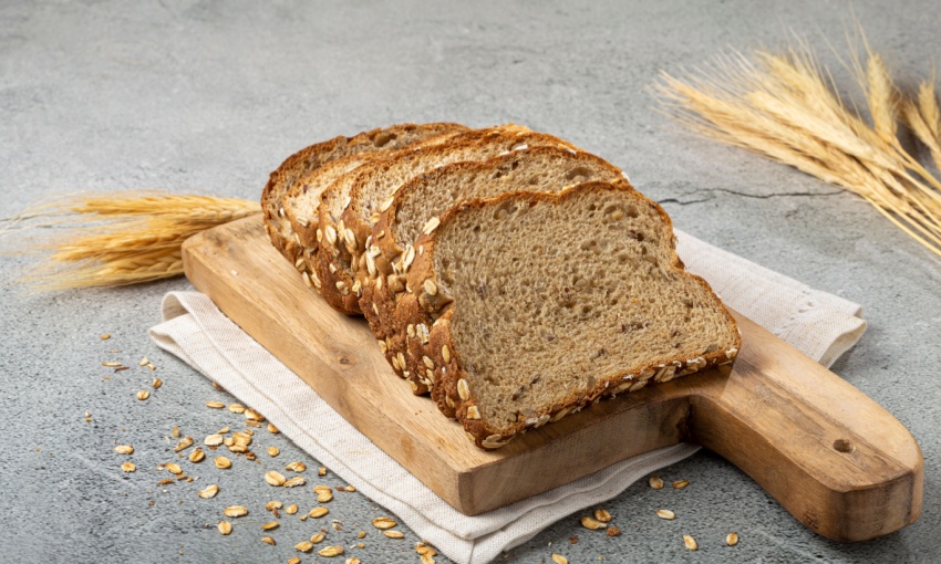 fette di pane su tagliere