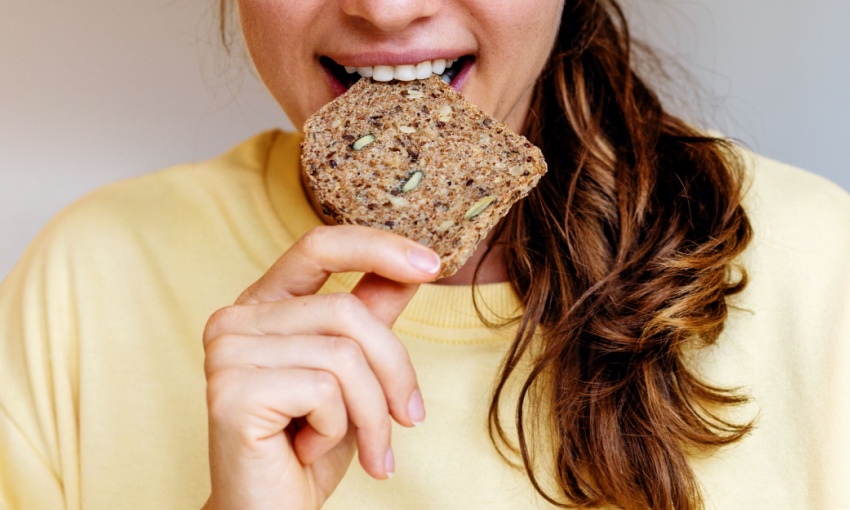 donna che mangia pane