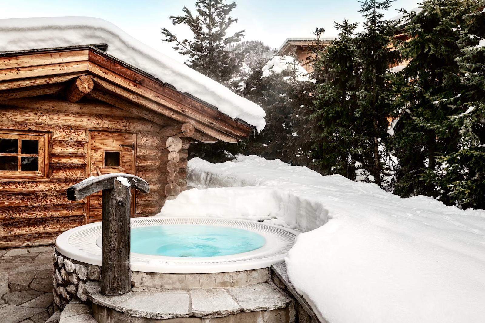Una vista invernale dell'Hotel Tyrol, a Selva di Valgardena (BZ). Qui, su richiesrta, viene proposto il forest bathing, un’immersione nella foresta accompagnata da una guida esperta.
