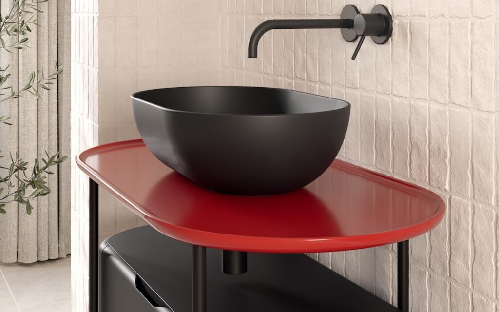 Acciaio e ceramica si incontrano in un sistema bagno integrato dalla linea essenziale
