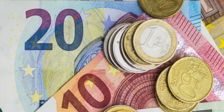 Euro këmbehet për 96.57 lekë, në nivelin më të ulët historik