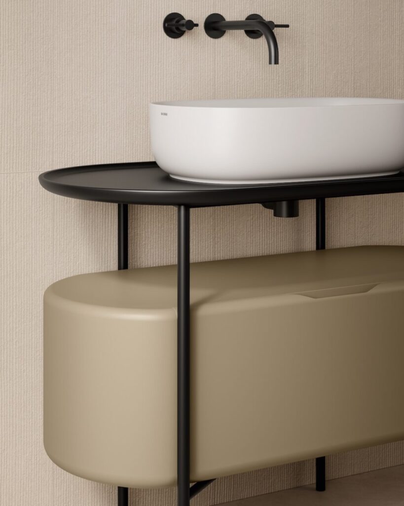 Acciaio e ceramica si incontrano in un sistema bagno integrato dalla linea essenziale
