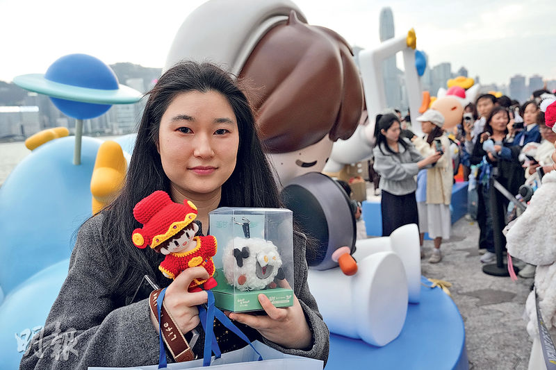 市民旅客紛祝願宏福災民走出傷痛