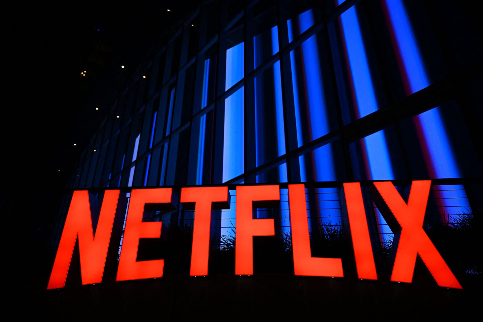 Netflix va racheter le studio de cinéma Warner Bros Discovery et le service de diffusion en continu HBO Max pour près de 83 milliards de dollars.