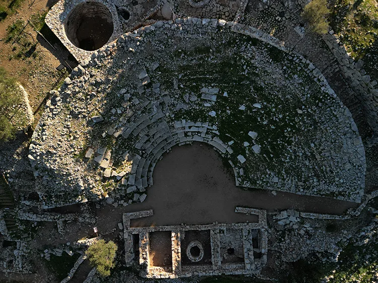 “Ma cos’è questa meraviglia?” Un misterioso gioiello d’argento con la stella a otto punte affiora dagli scavi di Amos: a chi era dedicato? “Una dea universale”. Le risposte degli archeologi