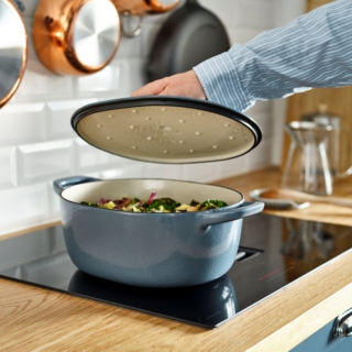 Vardagen è una casseruola in ghisa smaltata che ha il sapore della tradizione. Questo materiale distribuisce il calore in maniera uniforme mentre i piatti vengono cucinati su tutti i tipi di piano cottura (compreso quello a induzione) o in forno; è inoltre resistente e duraturo. È ideale per i piatti a cottura lenta, come ad esempio gli arrosti. Prezzo 59,95 euro.