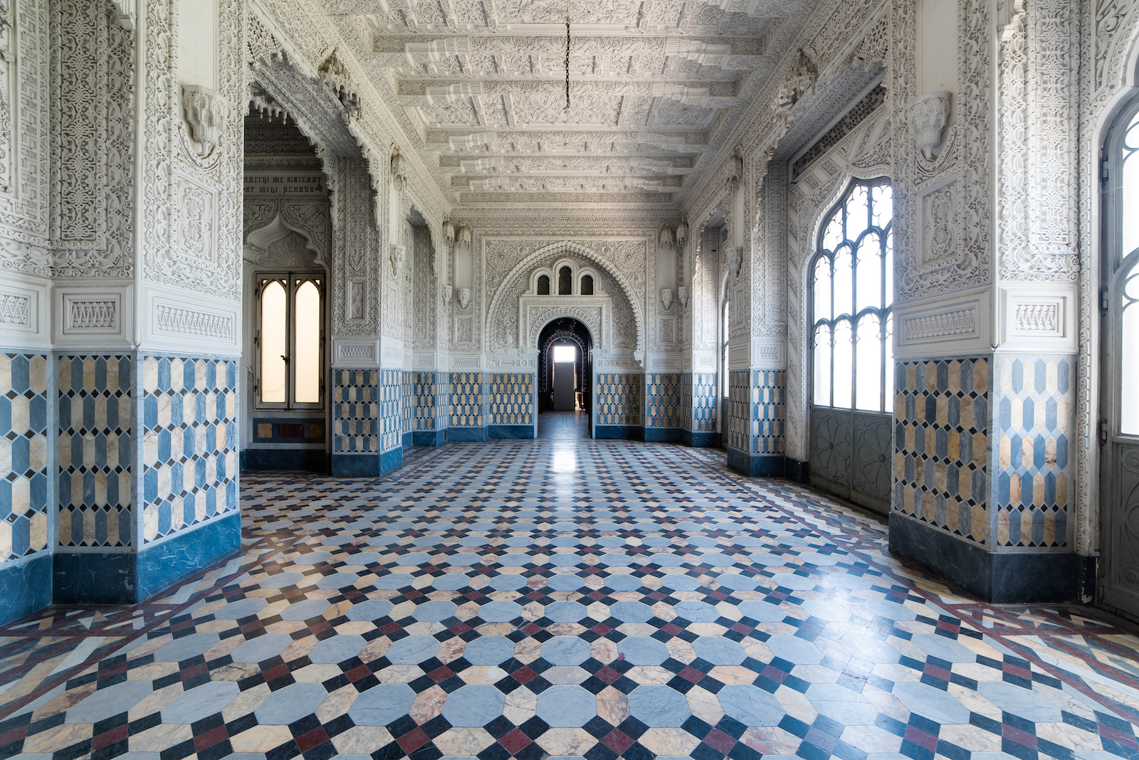 Diverse sale iconiche del Castello di Sammezzano, come la Sala Bianca e la Sala del Pavone, sono protagoniste della fiction Sandokan in onda su Rai Uno.