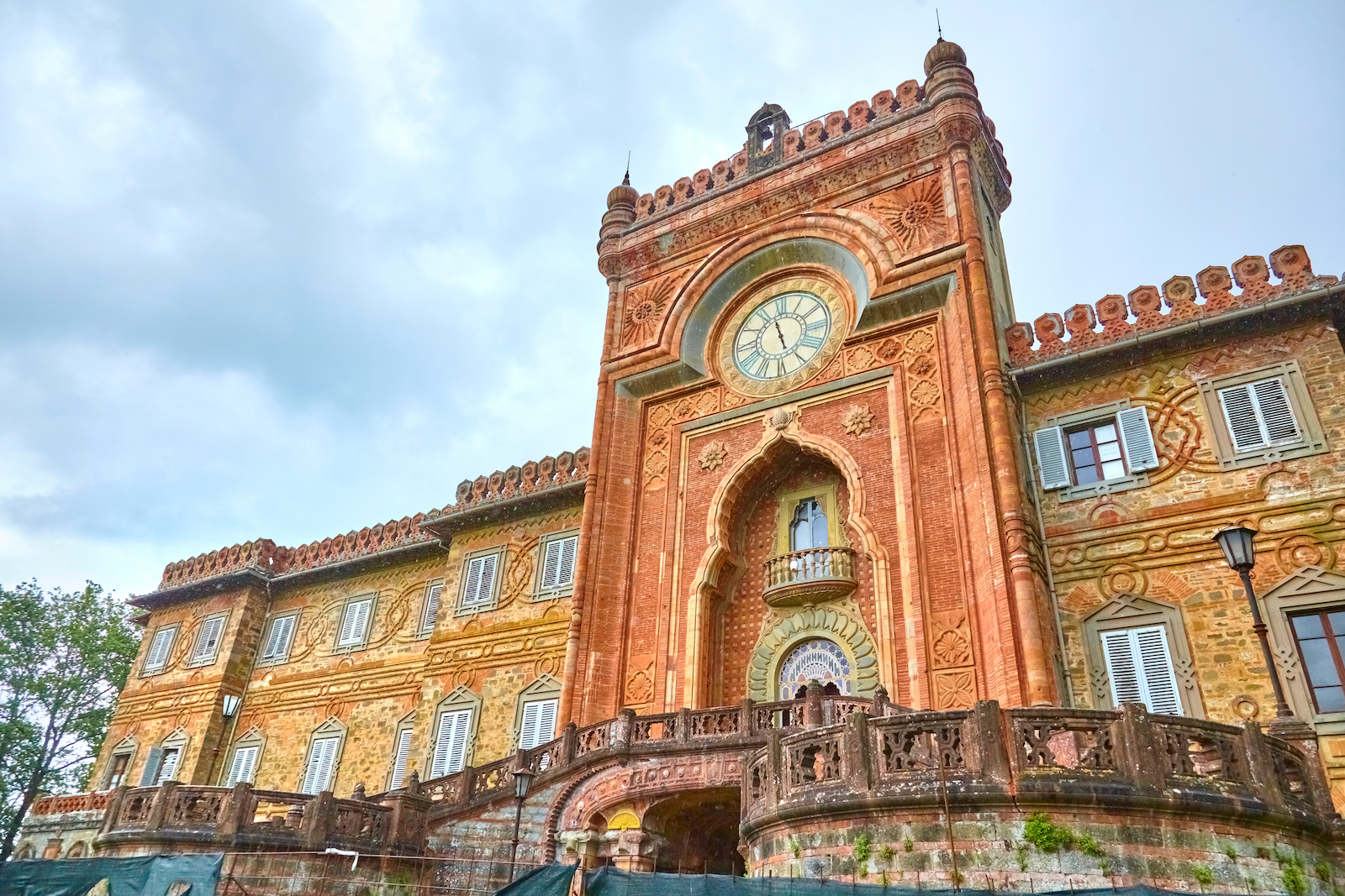 Prospettiva della facciata del Castello di Sammezzano: dopo anni di abbandono, il castello torna a vivere sul piccolo schermo e nel progetto di restauro che punta a renderlo finalmente accessibile al pubblico.