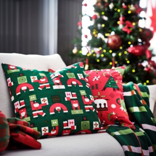 La fodera per cuscino Vinterfint verde ha motivi a forma di Babbo Natale, un motivo natalizio che dona subito al divano o al letto un aspetto festoso e accogliente. È realizzata in cotone, morbida al tatto e facile da lavare anche in lavatrice; la cerniera nascosta la rende facile da mettere e togliere. Prezzo 4,95 euro.
