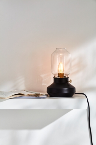 La lampada da tavolo Tärnaby ha un design retrò che si ispira alle tradizionali lampade a cherosene. La sua lampadina fa infatti pensare ad una fiamma e l'intensità luminosa si può regolare tramite un dimmer integrato. È piccola (solo 25 cm) quindi può essere collocata ovunque si desideri creare una calda luce d'ambiente. Prezzo 19,95 euro.