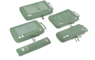 Sono cinque i pezzi del set di organizer da valigia salvaspazio a compressione di Ecohub, adatti per riporre diversi tipi di indumenti: una borsa grande per il cappotto, due borse di medie dimensioni per top e pantaloni, una per la biancheria intima e una per le scarpe. Il design a compressione consente di risparmiare spazio all'interno del bagaglio grazie alla pressione dell'aria e alla chiusura a zip. Prezzo 36,99 euro. www.amazon.it
