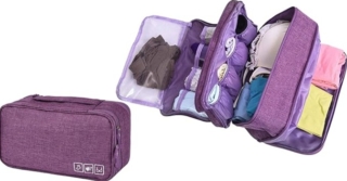 L'organizer per biancheria intima di Bansga contente di tenere tutto in ordine: mutande, reggiseni e calzini, tenendoli separati dal resto del bagaglio. Si tratta di una borsa compatta e leggera, progettata con diversi scomparti e un'apertura e cerniera che rende facile recuperare rapidamente la biancheria intima al suo interno. Prezzo 10,55 euro. www.amazon.it