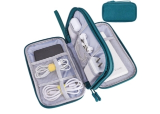Teskyer pensa anche ai cavi con un organizer dedicato a loro. Ha ha 6 tasche in rete, 2 scomparti, con elastici che possono essere fissati meglio, tasche di diverse dimensioni possono aiutare a organizzare meglio cavi dati, caricabatterie e altri accessori. Le sue dimensioni compatte consentono di inserirlo in zaini e valigie. Prezzo 12,99 euro. www.amazon.it