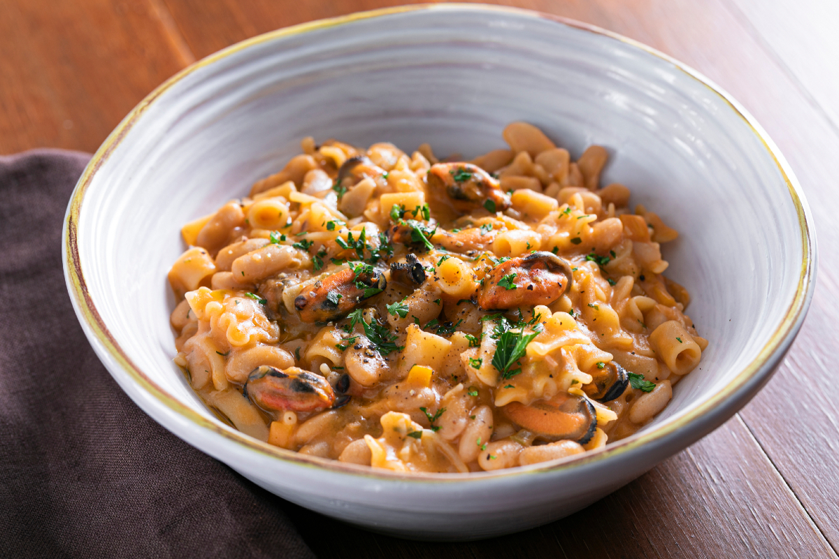 Pasta con fagioli cozze e pecorino