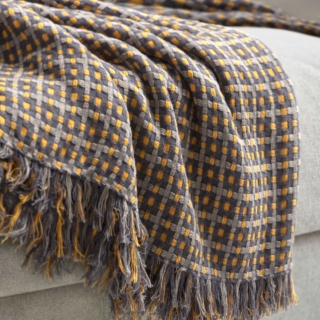 Per le serate invernali non c'è nulla di meglio di un plaid morbido e leggero con cui scaldare le gambe o le spalle. Flikbrunört è un plaid a quadri dai colori tenui, con morbide frange su entrambi i lati e dalla superficie increspata che ricorda i tessuti intrecciati a mano. Il suo tessuto leggero in poliestere riciclato è facile da piegare e da portare con sé. Prezzo 9 euro.