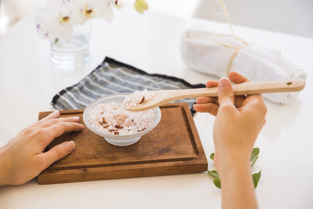Scrub naturale con zucchero e spezie fai-da-te  per mani e corpo