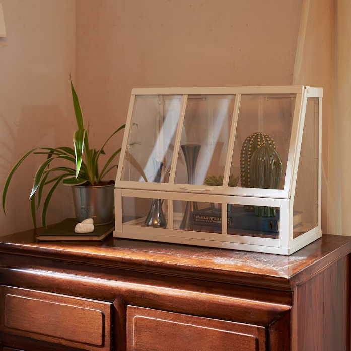 La serra bianca Åkerbär è un'idea regalo ideale per chi ama le piante ma non ha il pollice verde: può infatti contenere piante decorative, cactus e piccoli oggetti di design. Prezzo 29,95 euro. La serra bianca Åkerbär è un'idea regalo ideale per chi ama le piante ma non ha il pollice verde: può infatti contenere piante decorative, cactus e piccoli oggetti di design. Prezzo 29,95 euro.