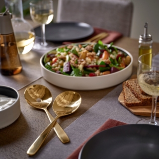 Il set di tre utensili Tillagd color ottone è tutto ciò che serve per apparecchiare la tavola con stile nelle occasioni più importanti e servire zuppe, insalate e stufati con un tocco di classe. Sono in acciaio inossidabile con un rivestimento color ottone. Prezzo 25 euro.