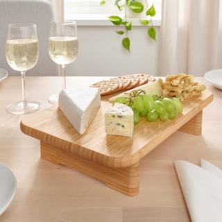 Il tagliere in bambù Stolthet è l'ideale per chi ama cucinare ma non ha a disposizione grandi spazi. Il suo aspetto semplice ed elegante gli permette di inserirsi bene in cucine di qualsiasi stile. Misure 35 x 22 cm. Prezzo 9,95 euro.