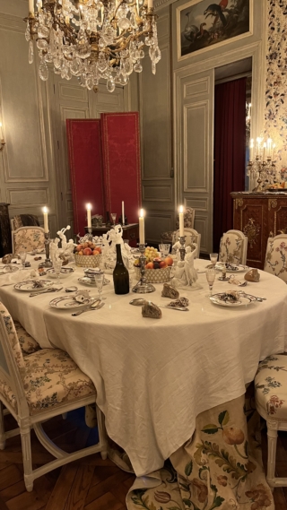 Tavola di Capodanno classica con porcellane Tavola di Capodanno classica con porcellane