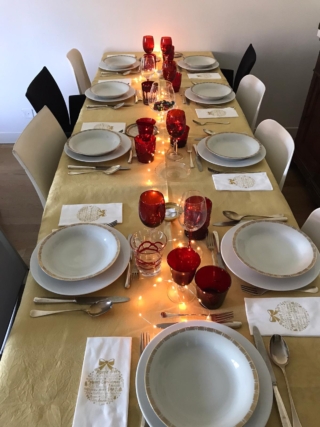 Tavola di Capodanno con bicchieri rossi diversi Tavola di Capodanno con bicchieri rossi diversi