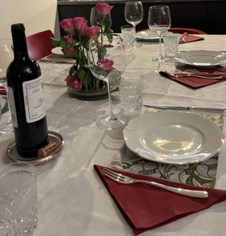 Tavola di Capodanno con carta da parati come sottopiatto Tavola di Capodanno con carta da parati come sottopiatto