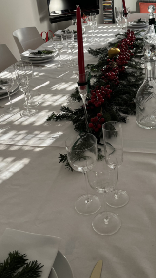 Tavola di Capodanno con centrotavola con rami di abete Tavola di Capodanno con centrotavola con rami di abete