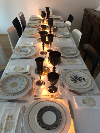 Tavola di Capodanno con piatti diversi e bicchieri neri super chic Tavola di Capodanno con piatti diversi e bicchieri neri super chic