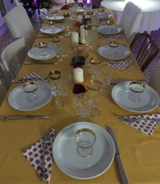 Tavola di Capodanno con posate particolari Tavola di Capodanno con posate particolari