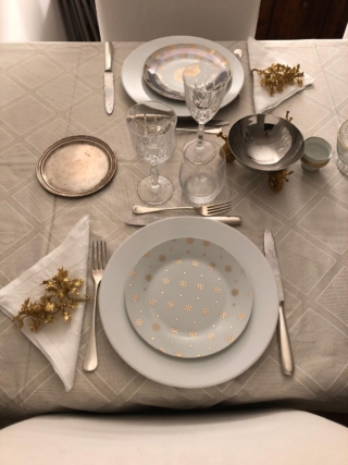Tavola di Capodanno con rametti dorati Tavola di Capodanno con rametti dorati
