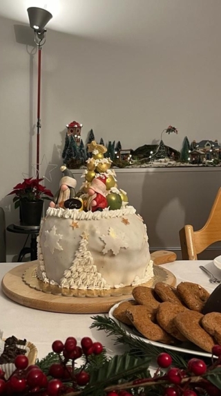Tavola di Capodanno panettone come centrotavola Tavola di Capodanno panettone come centrotavola