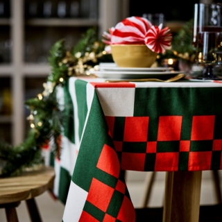 Grandi quadri rossi, verdi e bianchi caratterizzano la tovaglia Vinterfint di Ikea. Il classico motivo a scacchi ideato da Evelina Kroon mettono in risalto l'atmosfera delle Feste a tavola ed è facile da abbinare. È in cotone, un materiale morbido, naturale, resistente e lavabile in lavatrice. Misure 145 x 240 cm. Prezzo 19,95 euro.