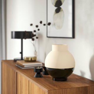 I contrasti visivi del vaso Glansgranv danno un tocco contemporaneo ad ogni ambiente. Il suo design moderno e originale presenta una parte superiore in argilla beige opaco e una parte inferiore nero lucido. Si adatta a diversi tipi di arredamento sia come vaso per i fiori che come oggetto decorativo. Prezzo 15 euro.